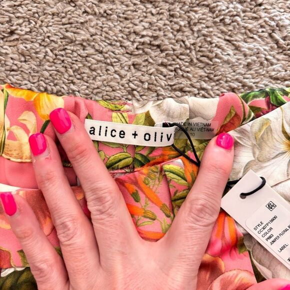 Alice + Olivia **NWT** Conroy Pleated Juniper Floral Rose Print Satin Shorts 10 - Picture 3 of 3